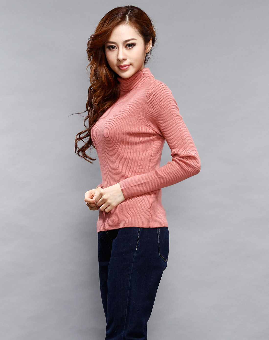 暗粉红色高领简约长袖针织衫