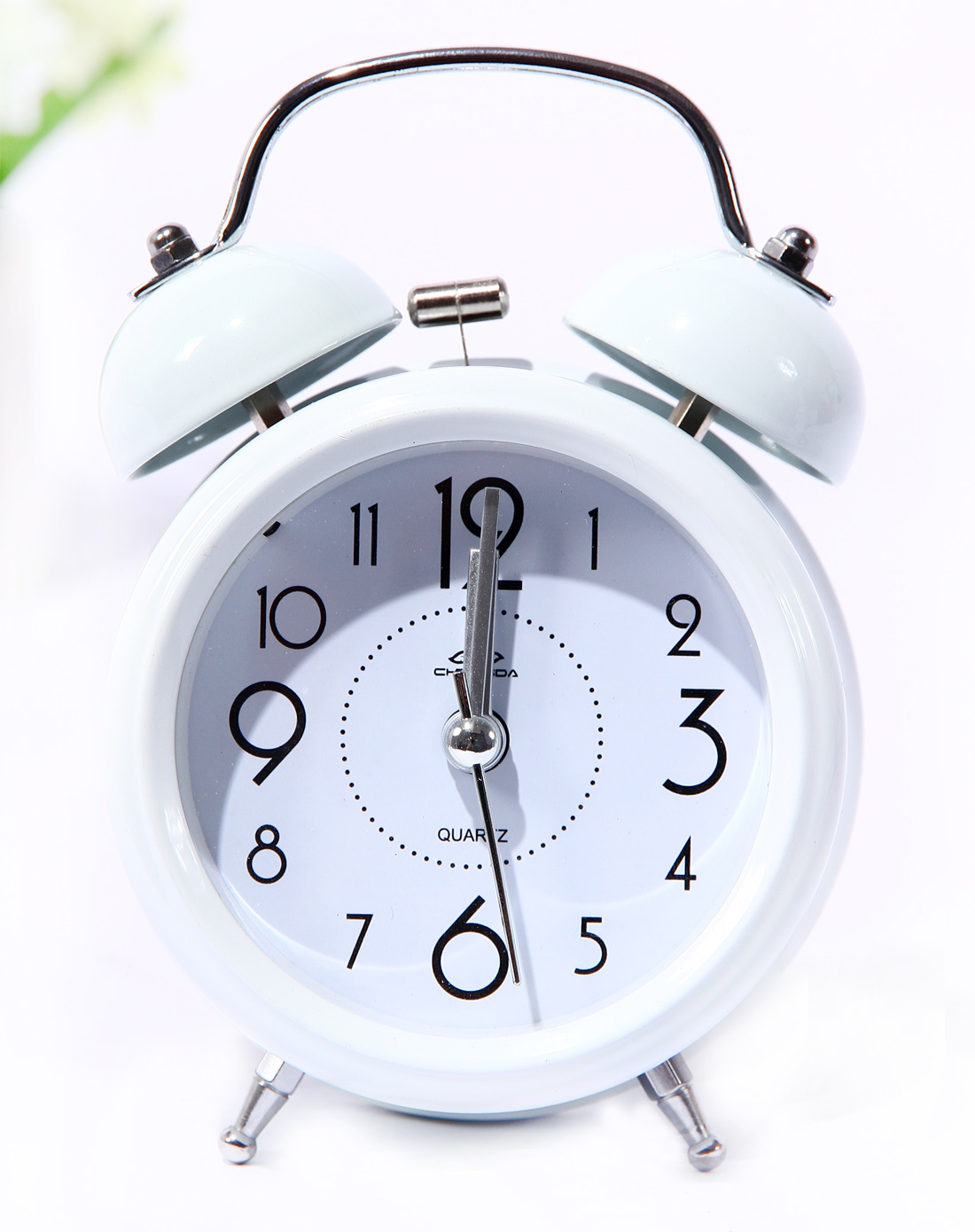 q版白色叮当可爱闹钟
