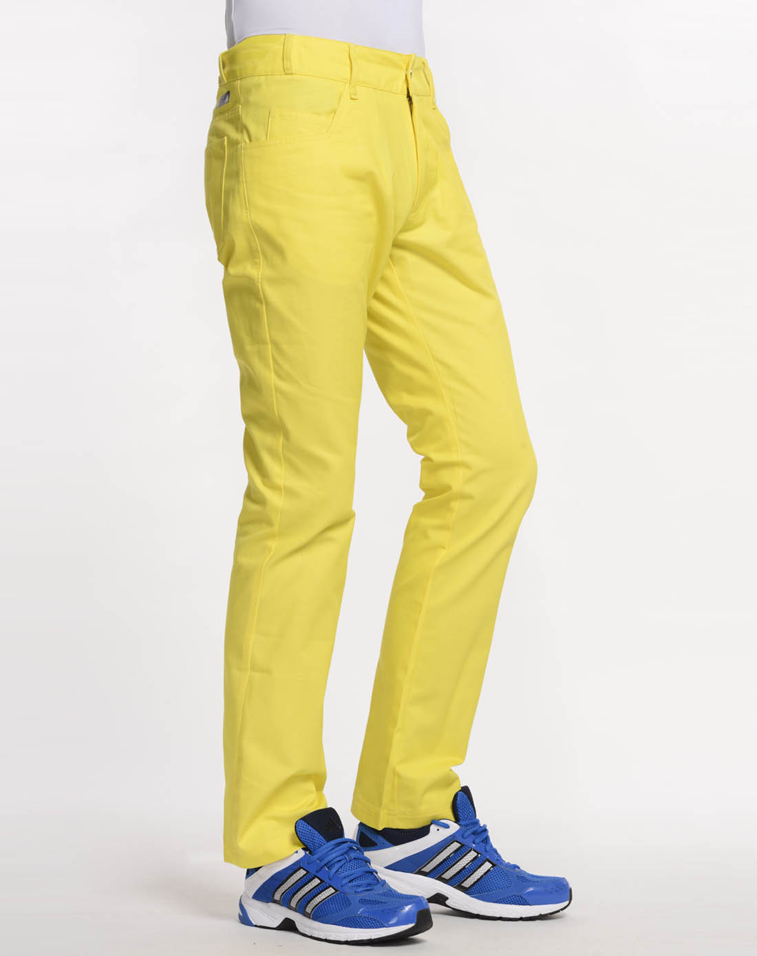 男子黄色长裤