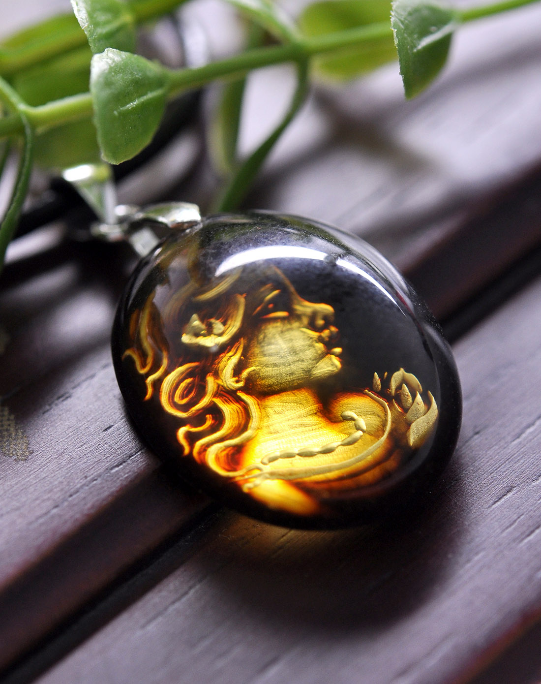 天然琥珀阴雕吊坠【少女情怀】