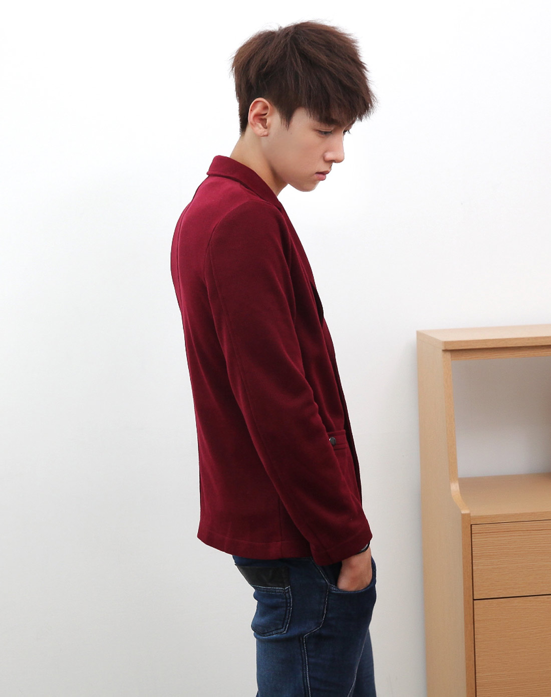 酒红色修身西服