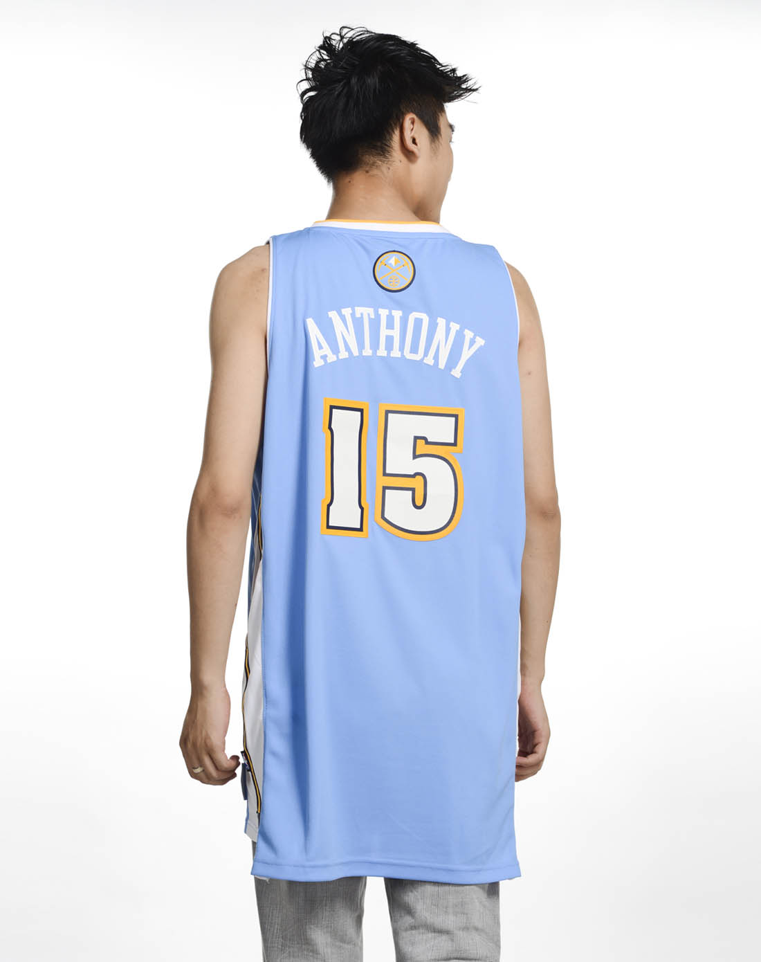 男子浅蓝色球衣