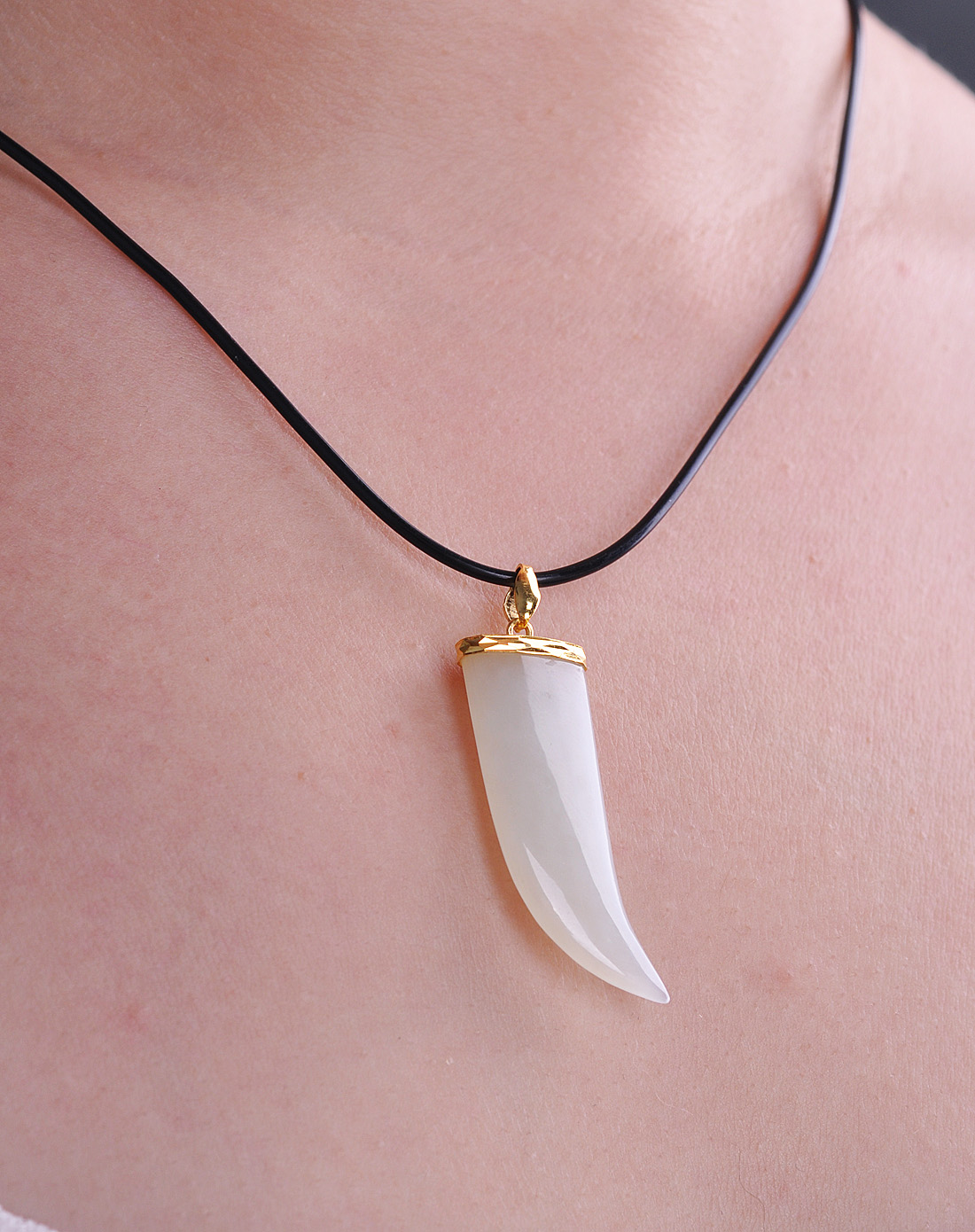 天然金镶玉【狼牙】吊坠