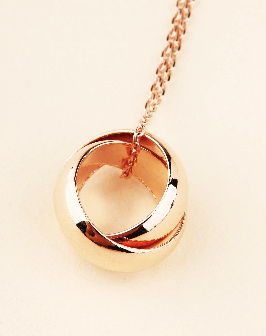 玫瑰金环环相扣项链