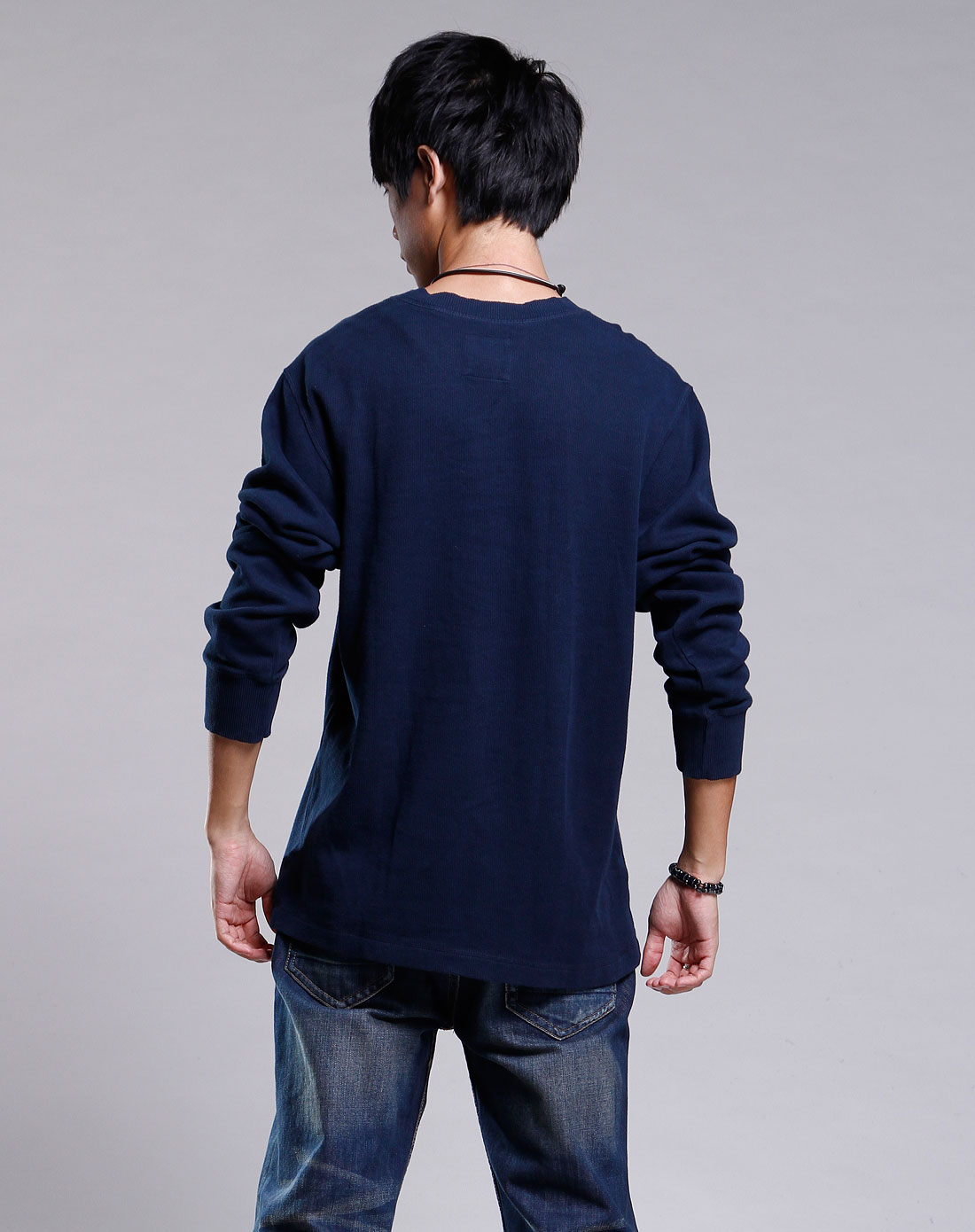 深蓝色简约长袖v领上衣