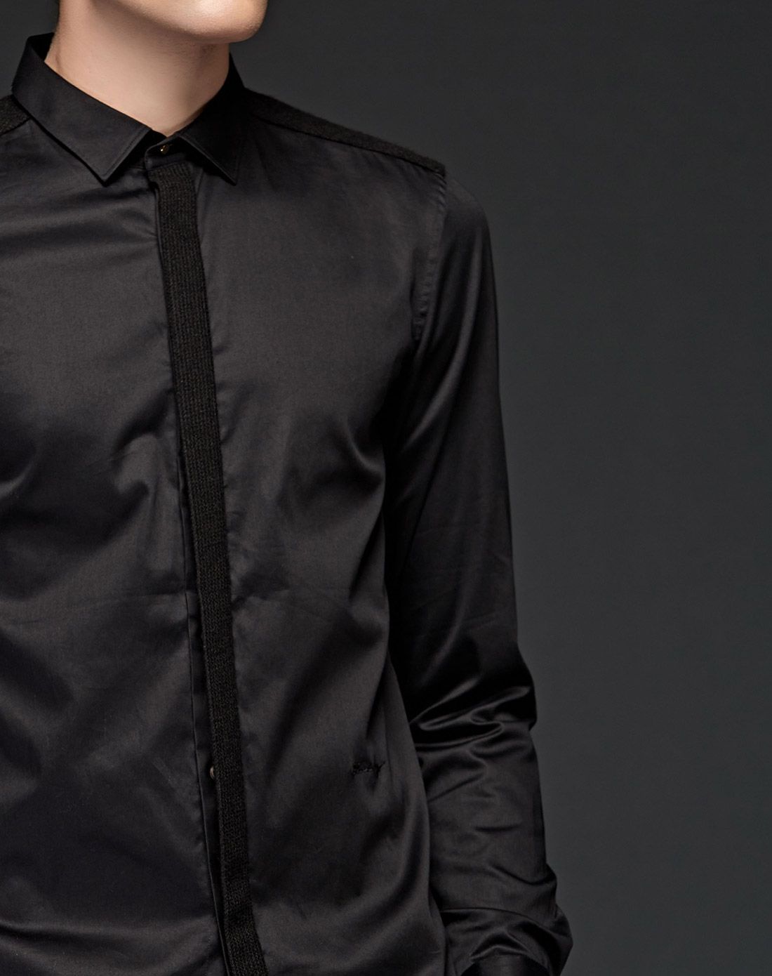 黑色育克拼接金色扣子衬衫