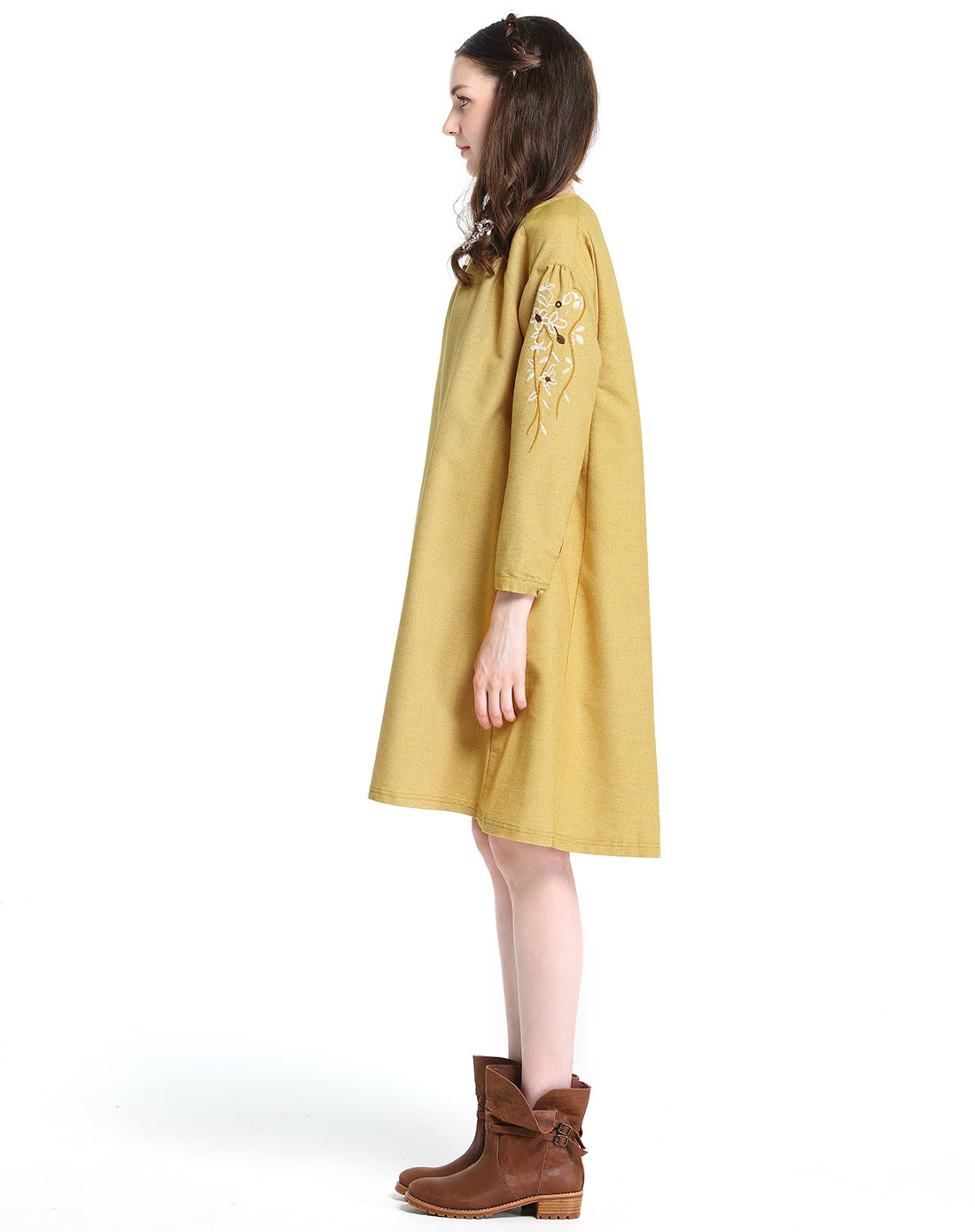 女款稻草黄斜纹色织磨毛绣花连衣裙