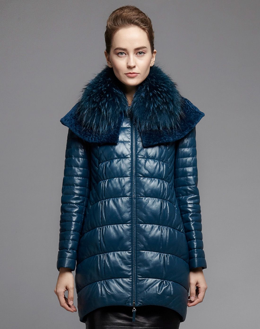 蓝绿色貉子毛领时尚绵羊皮羽绒服