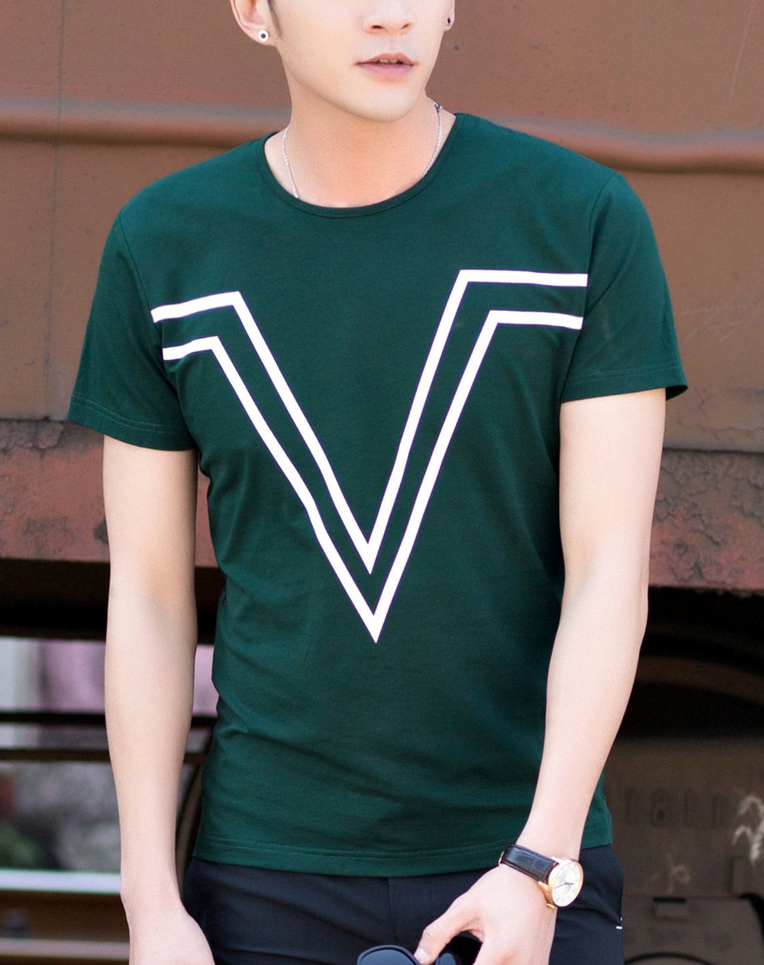 墨绿大v线条时尚短袖t恤