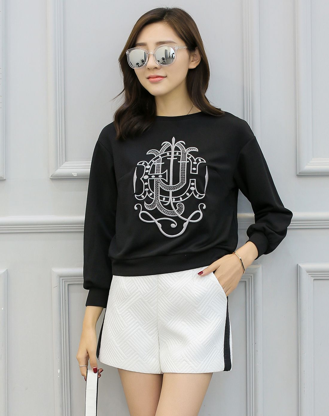 时尚黑色长袖上衣 白色短裤套装