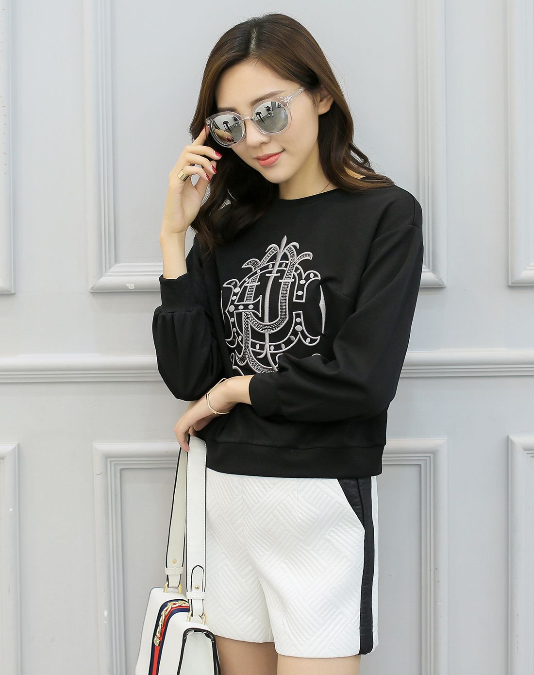 时尚黑色长袖上衣 白色短裤套装