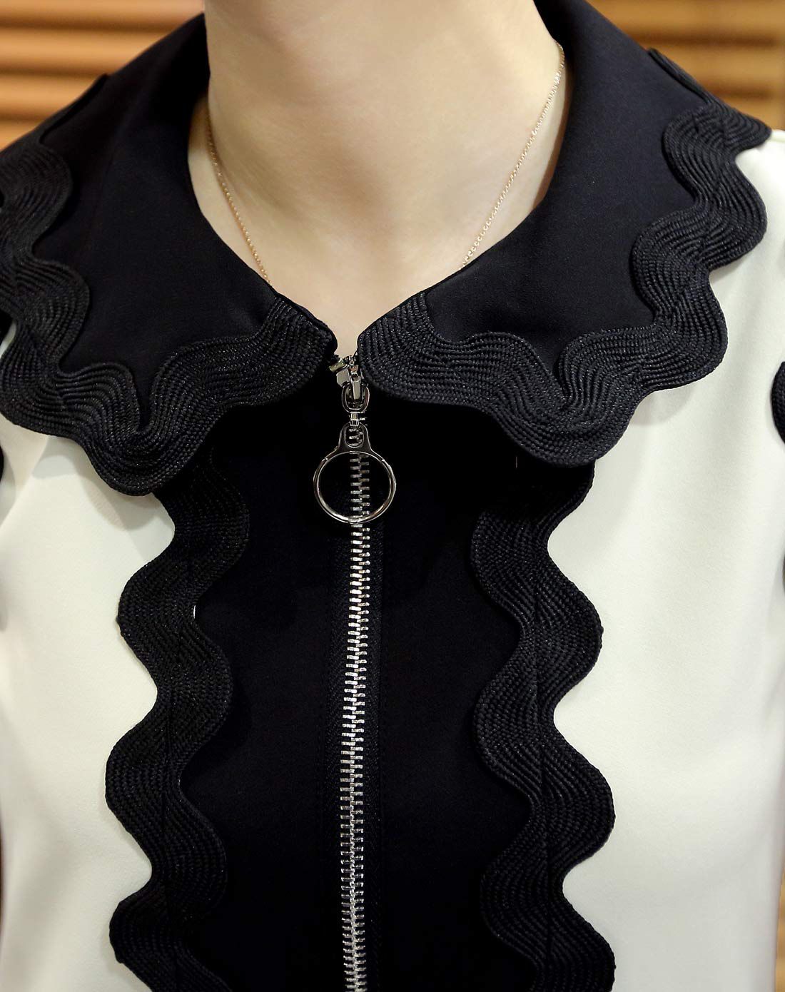 米黄色波浪领直筒无袖连衣裙