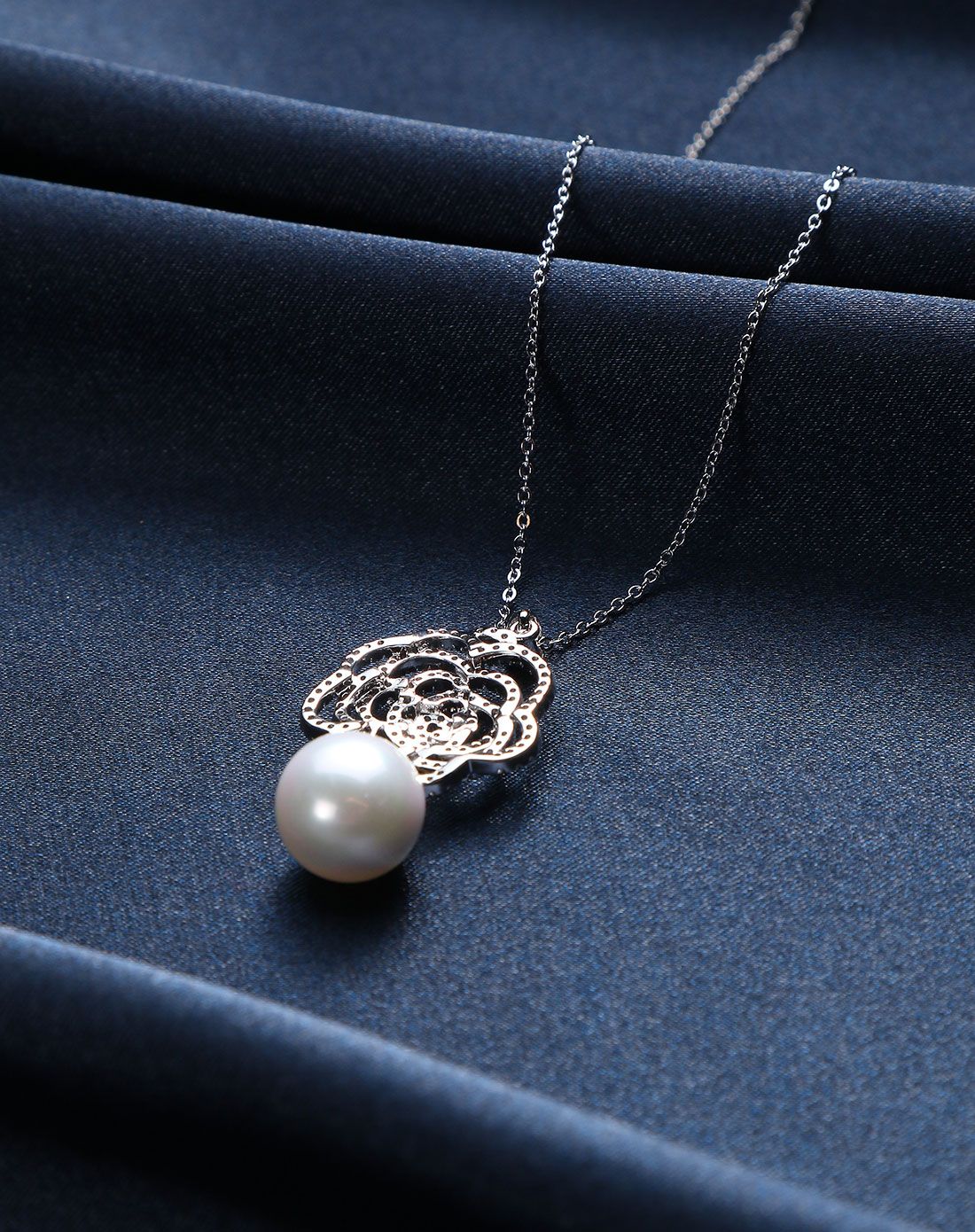 镀18k金【白色玫瑰】美丽贝珠项链