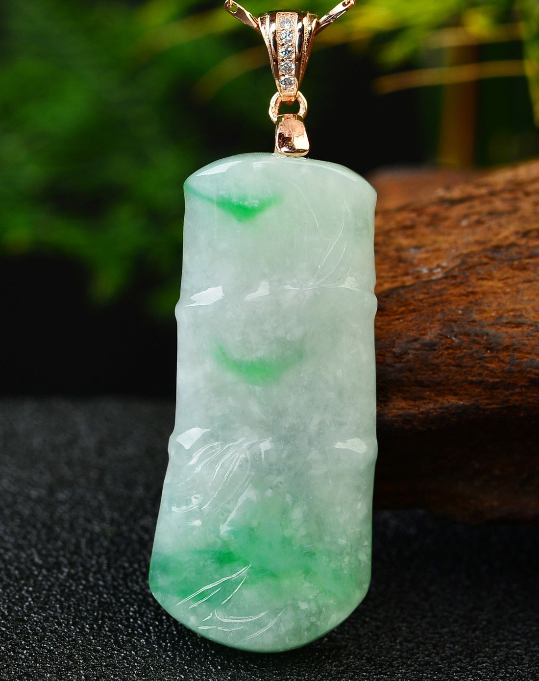 > 天然翡翠糯种阳绿节节高升玉坠