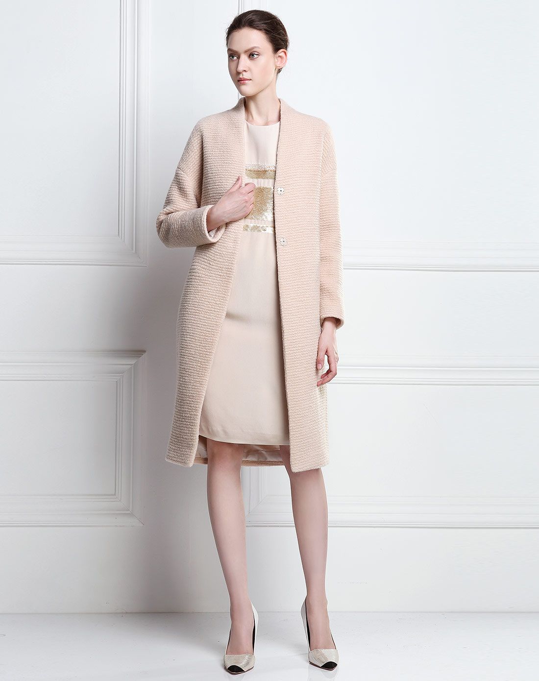 香草色中长款毛呢外套