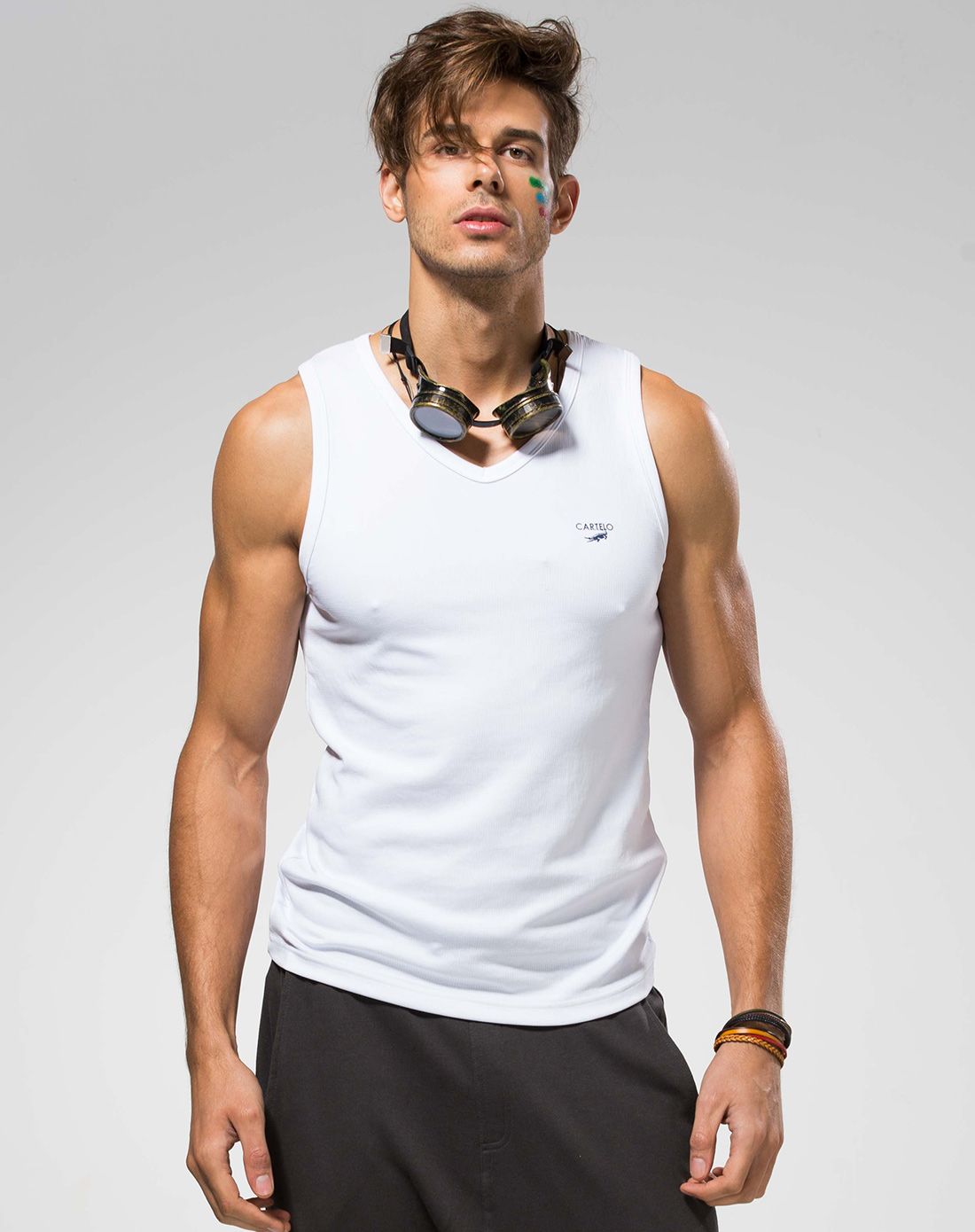 男士白色丙纶抗菌快干宽肩v领背心