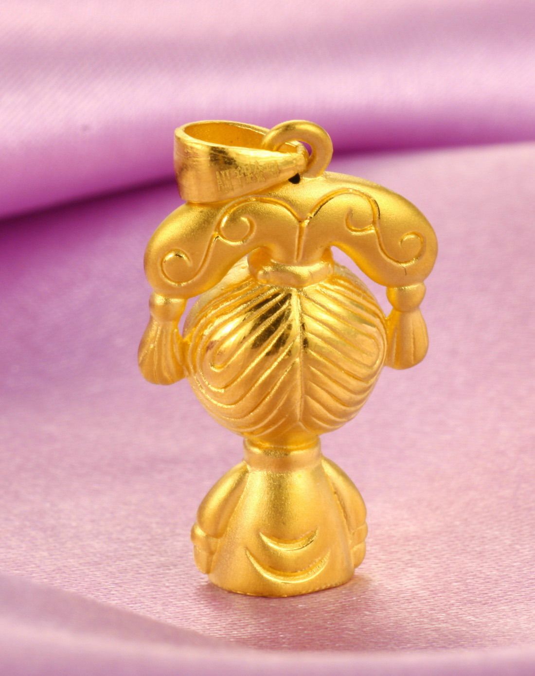 > 皇宫宝贝系列 格格吉祥 3d硬金吊坠 2.59克