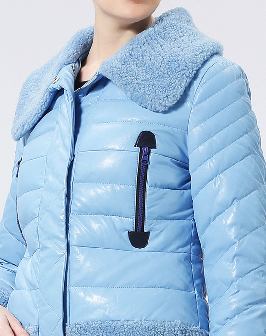 天蓝色时尚休闲短羽绒服