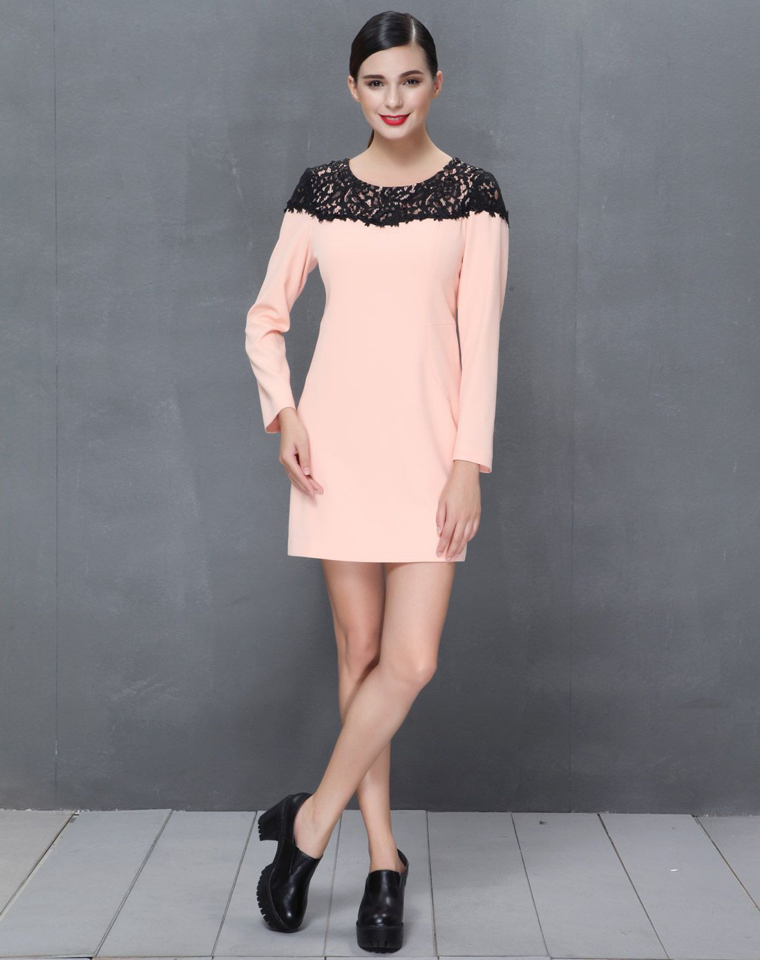 女装摩登粉时尚高贵 优雅气质连衣裙