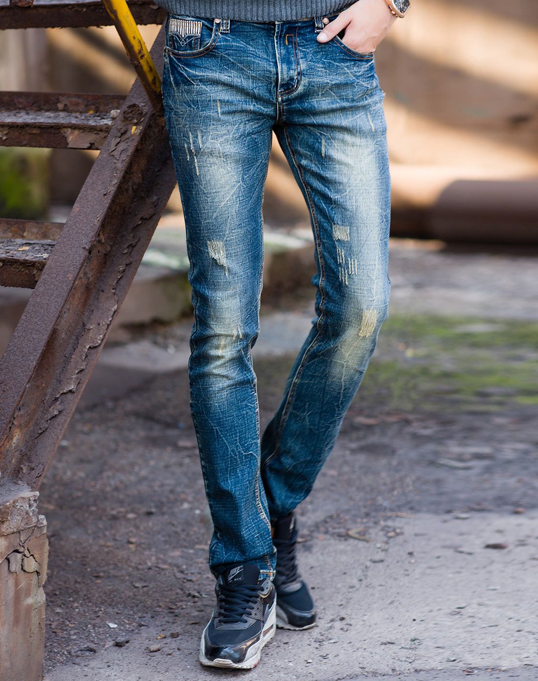 深蓝做旧潮流牛仔裤