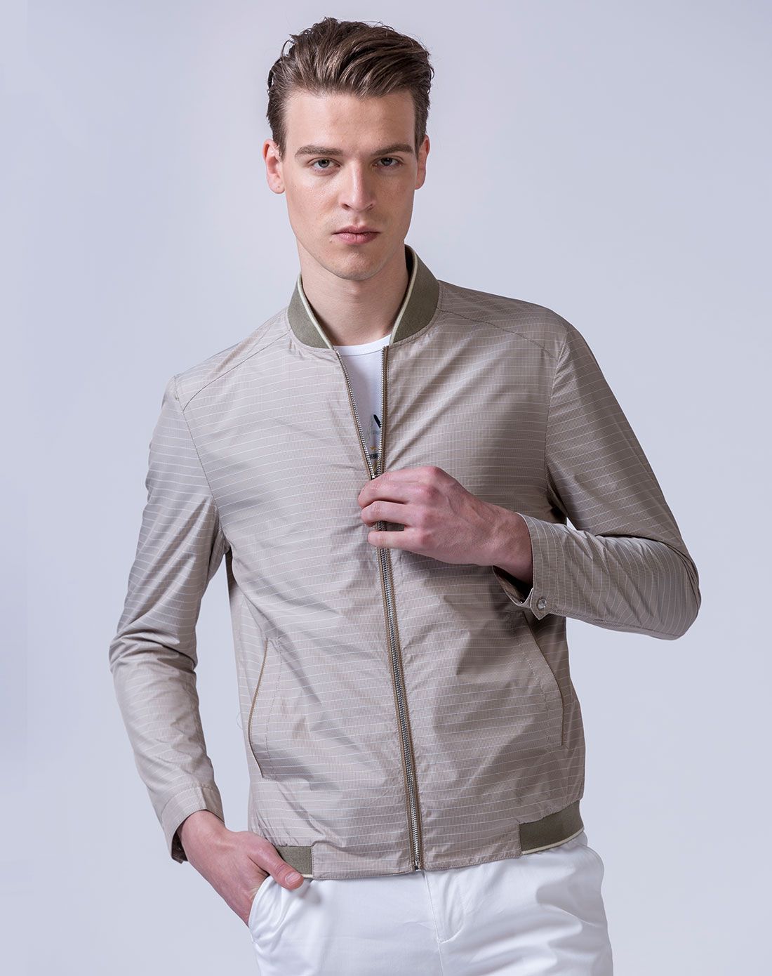 男士浅卡其色休闲时尚立领茄克