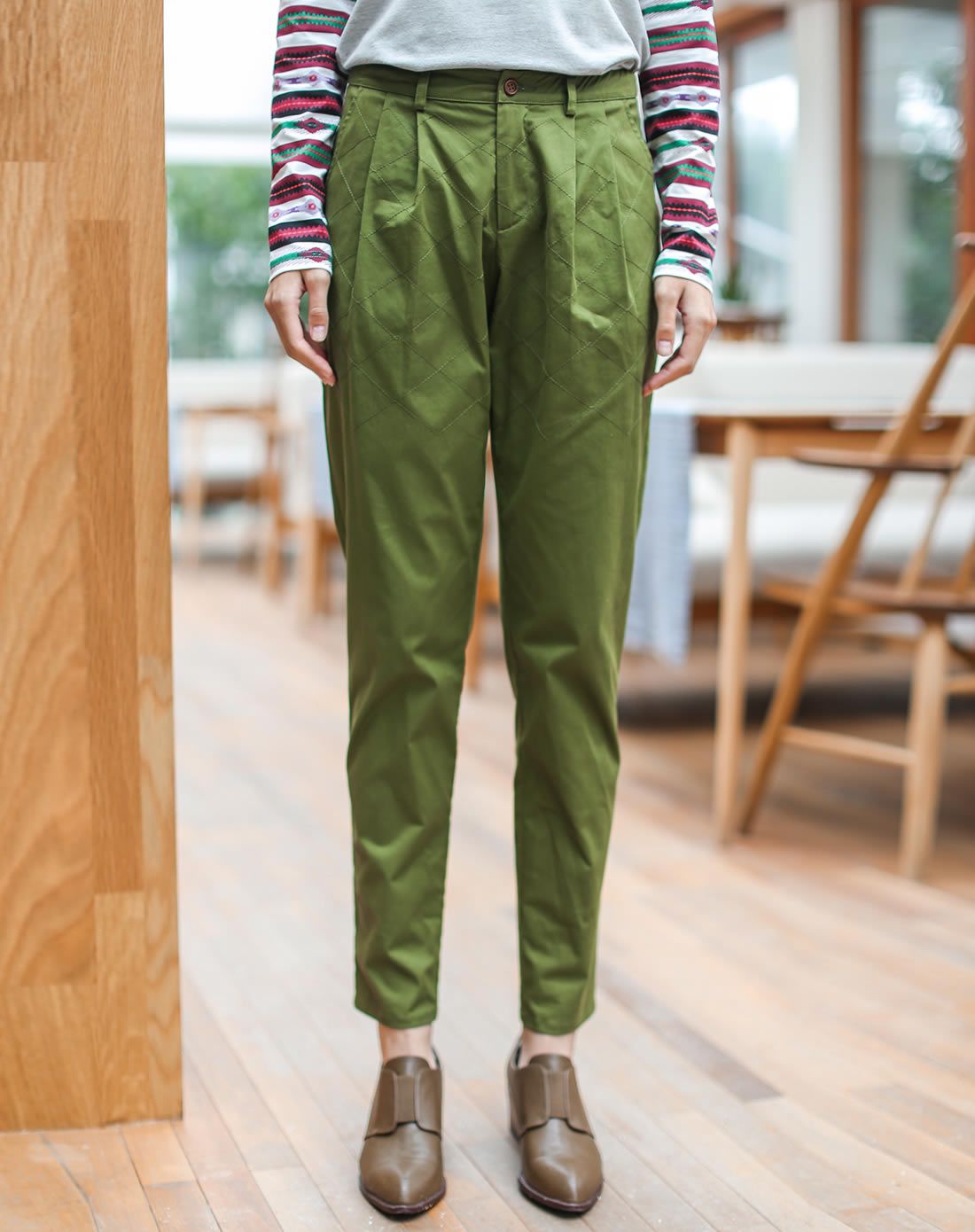 军绿中腰菱格刺绣休闲长裤