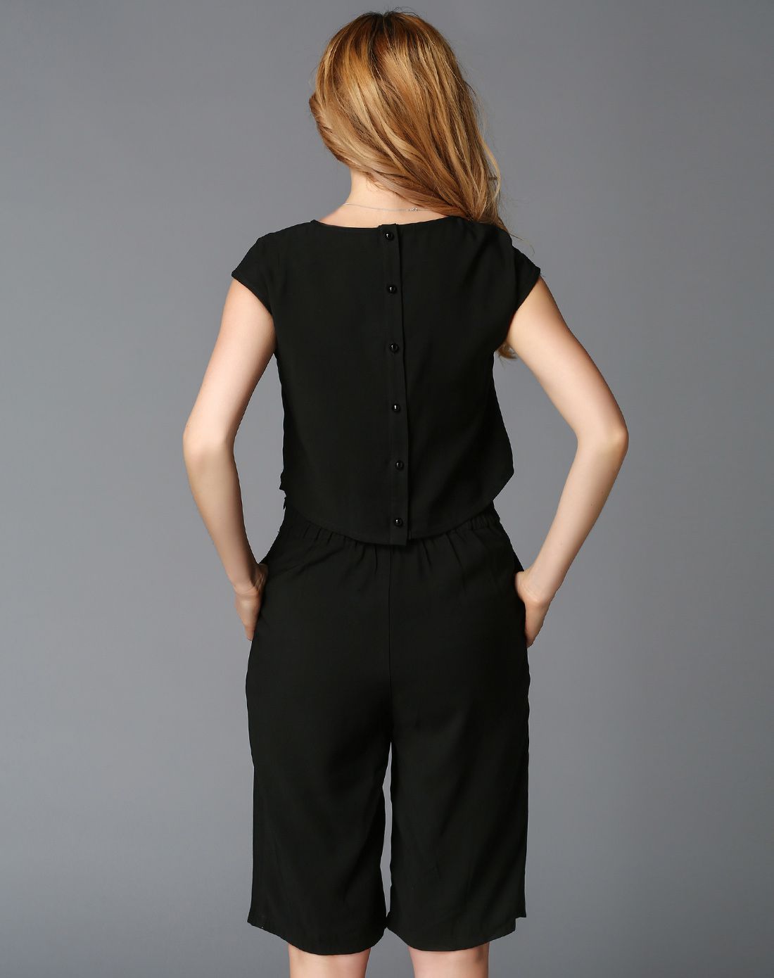 女款黑色圆领连体裤