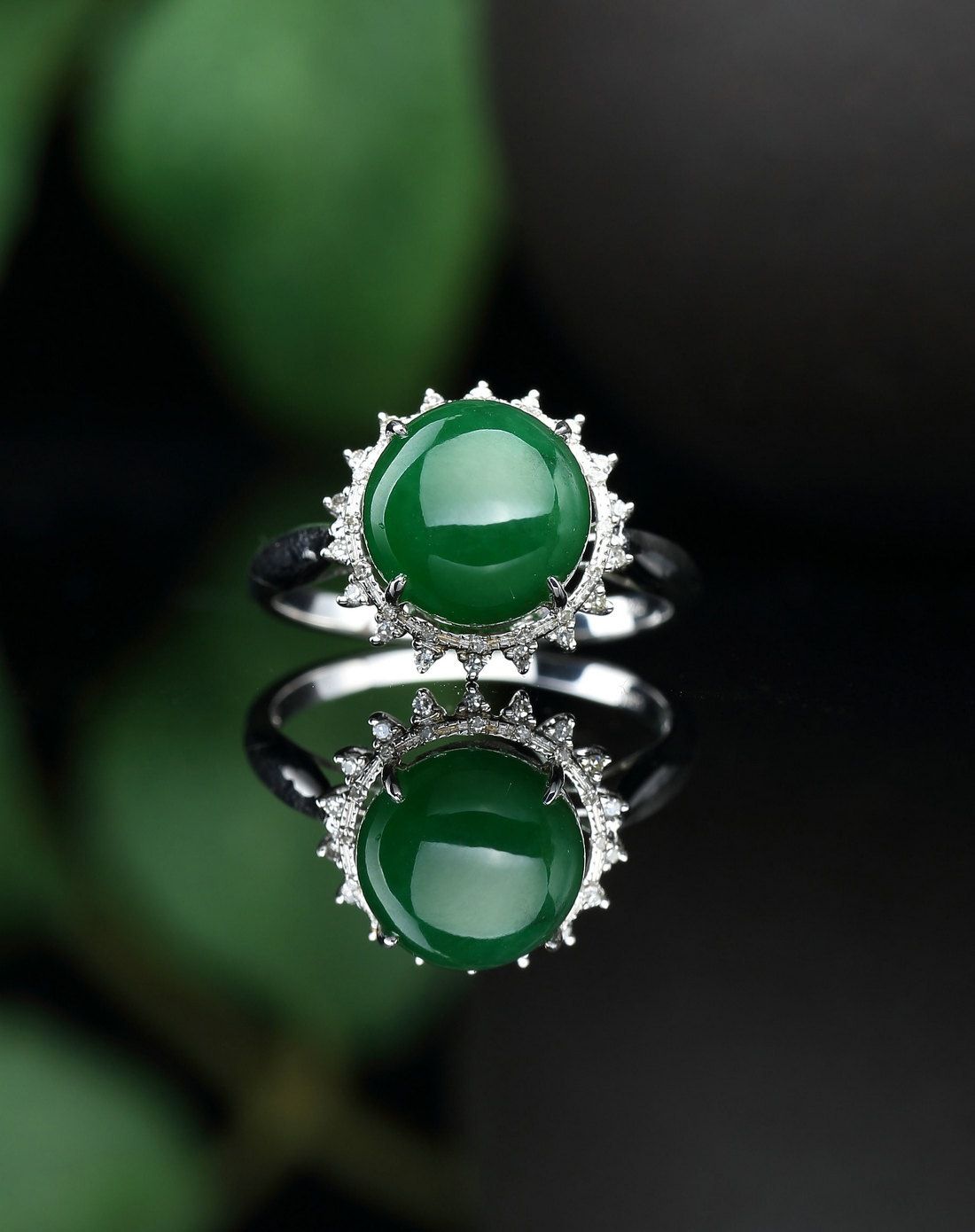 18k金钻石镶帝王绿蛋面a货翡翠戒指