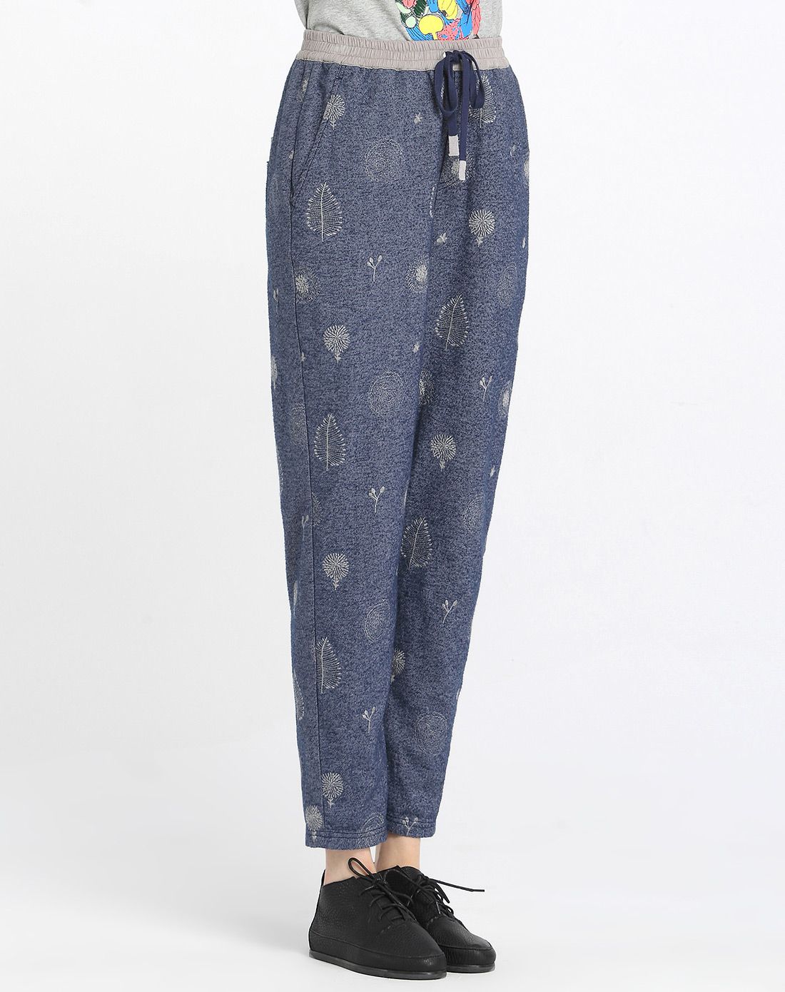 女款藏青斜纹磨毛绣花裤子