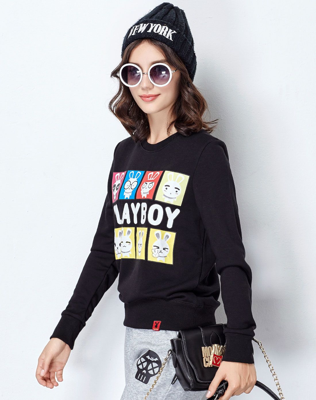 时尚潮品 女款黑色套头卫衣 舒适百搭