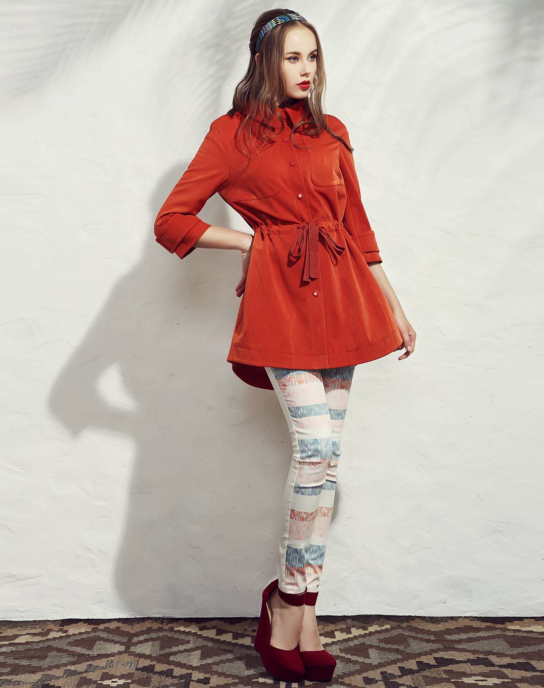 棕红色腰系绳中袖圆下摆长外套