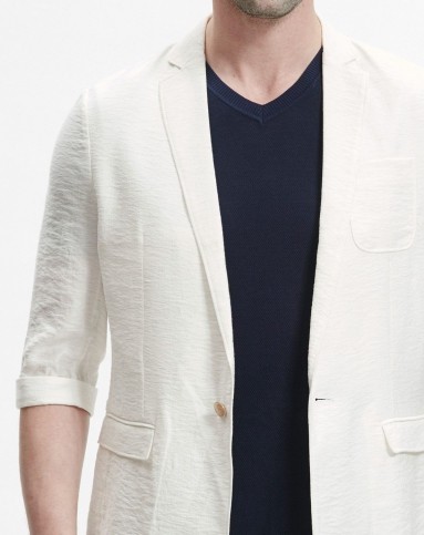 白色时尚中袖款休闲西服