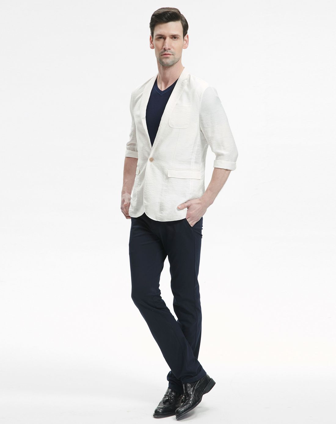 白色时尚中袖款休闲西服