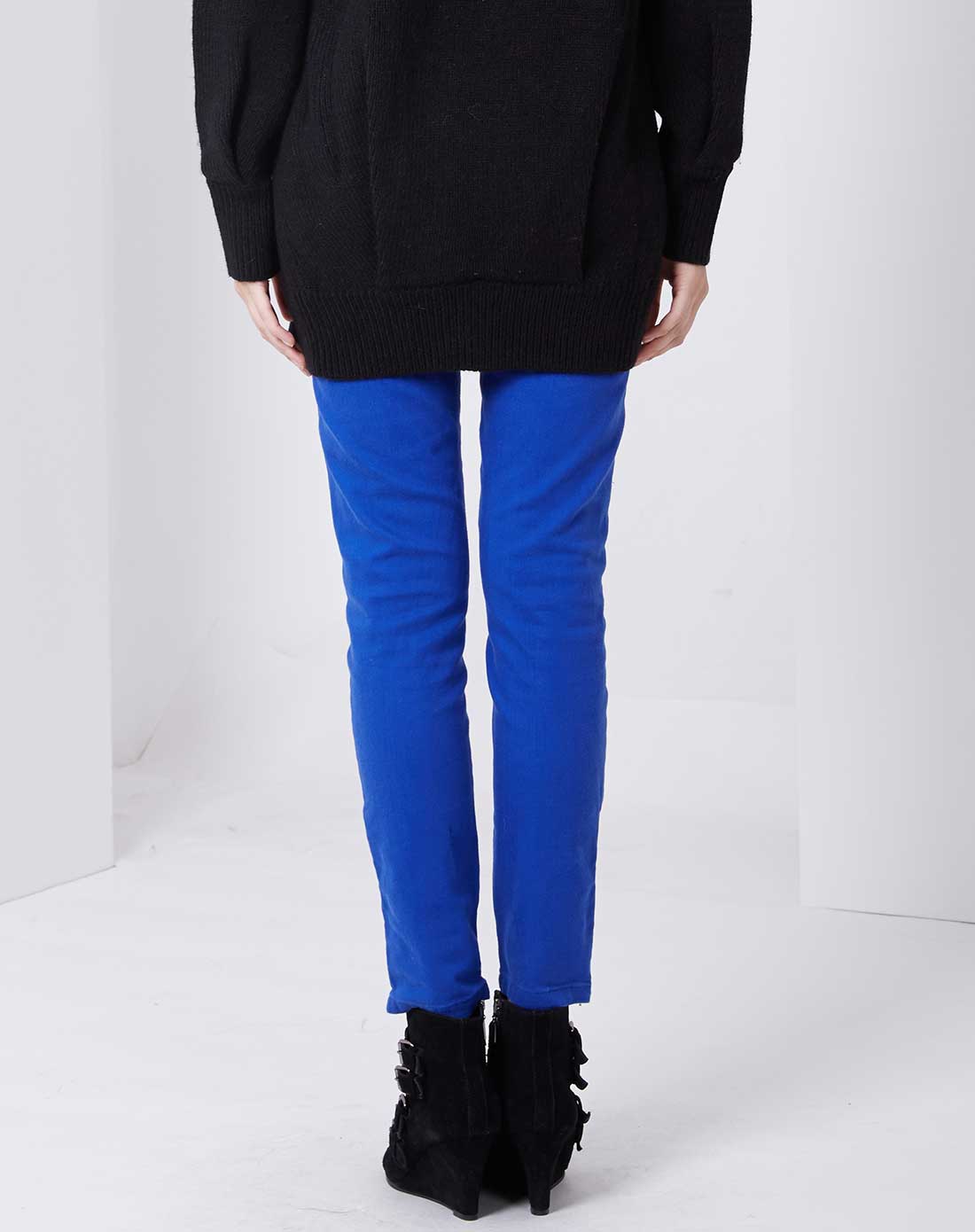 彩蓝色修身款纯色休闲牛仔裤