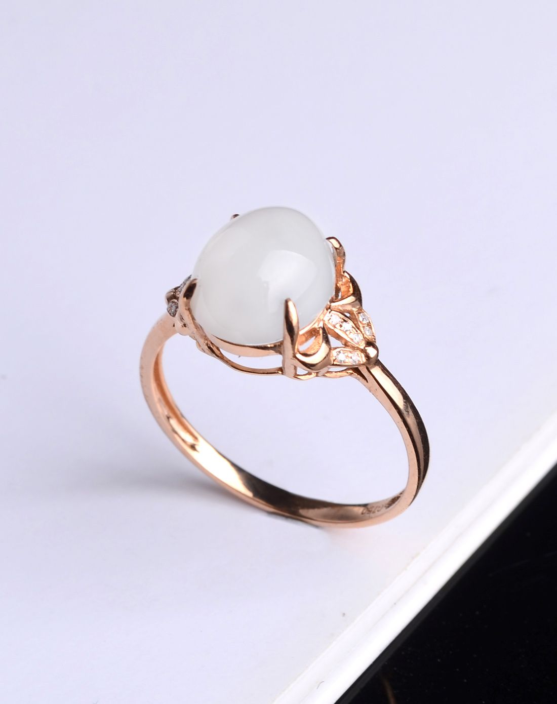 和田白玉18k金镶钻戒指