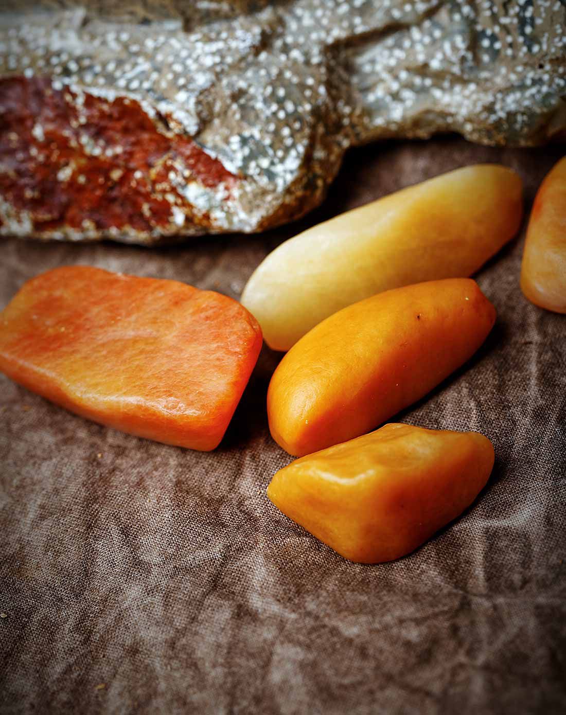 克拉玛依金丝玉全黄品原石(小)