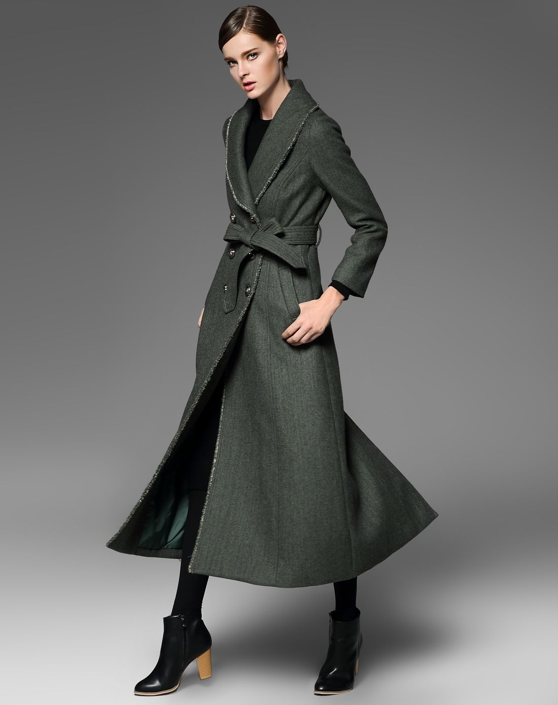 墨绿色翻领时髦长款长袖大衣