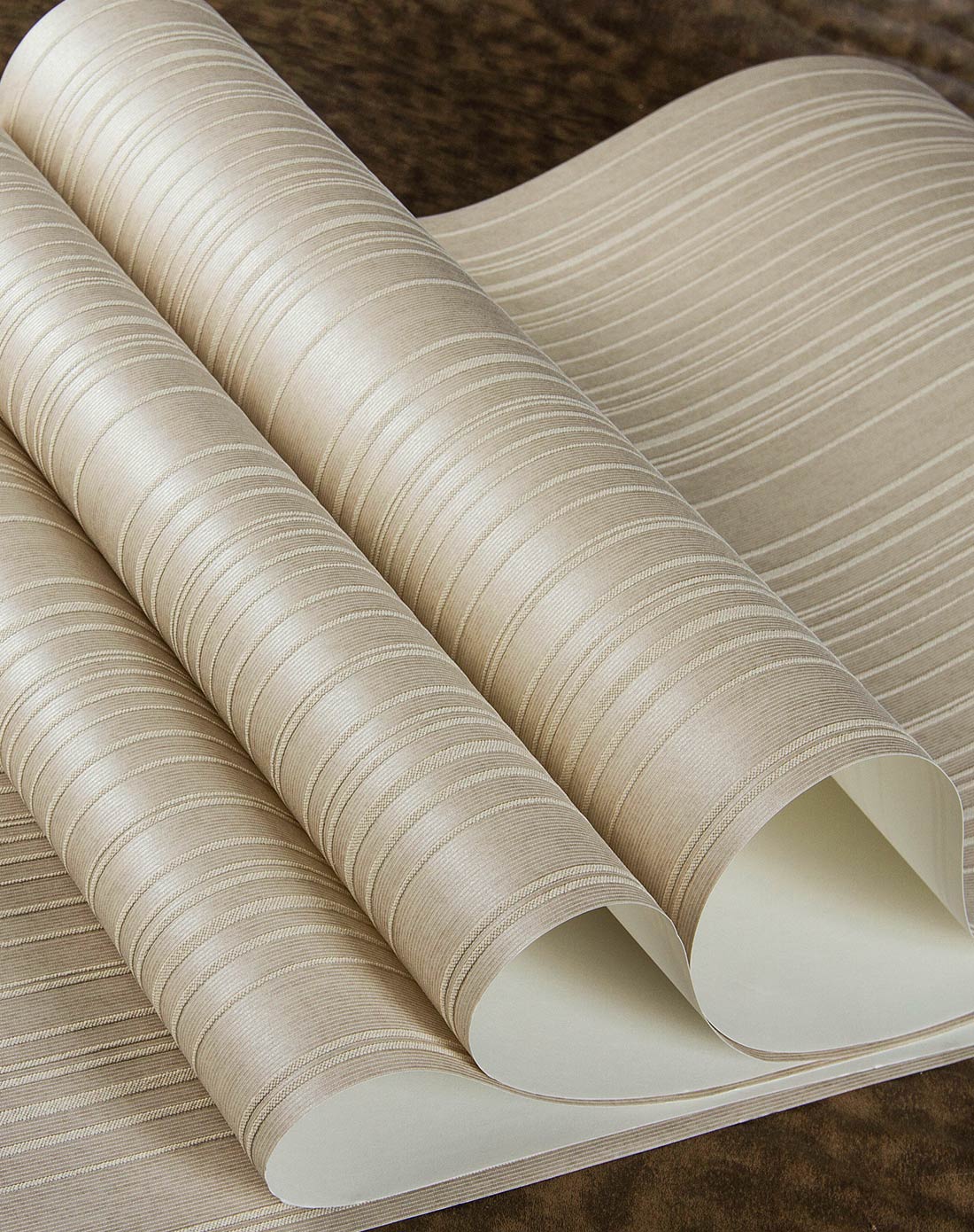 米灰色现代简约无纺高发泡竖线墙纸