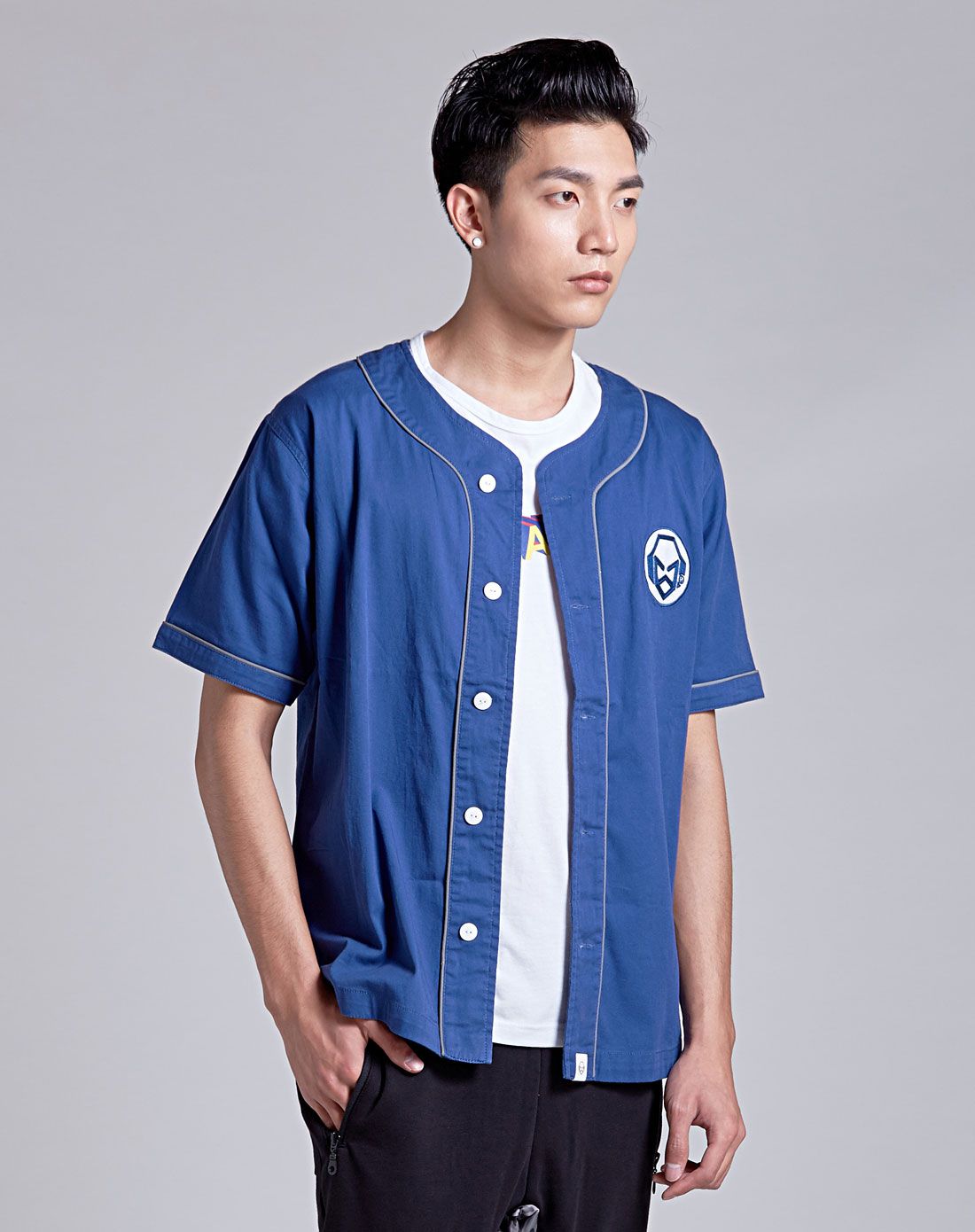 蓝色圆领棒球服衬衫