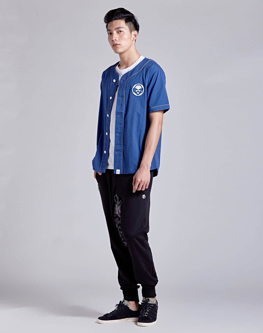 蓝色圆领棒球服衬衫