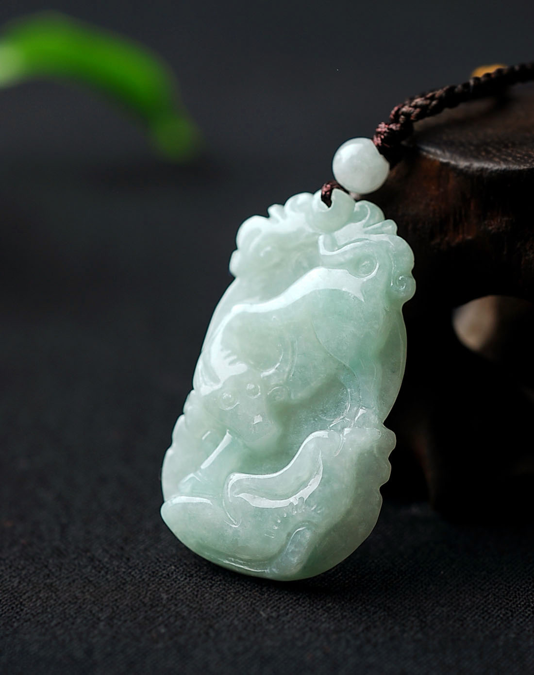 天然a货翡翠豆种生肖牛吊坠(附证书)