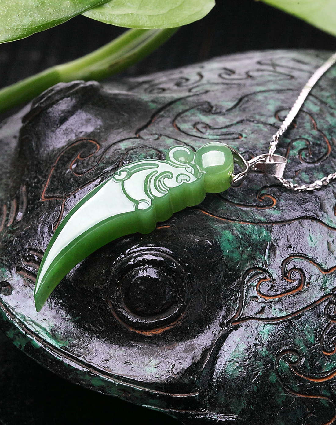 925银镶嵌天然和田碧玉龙牙吊坠(赠银链)