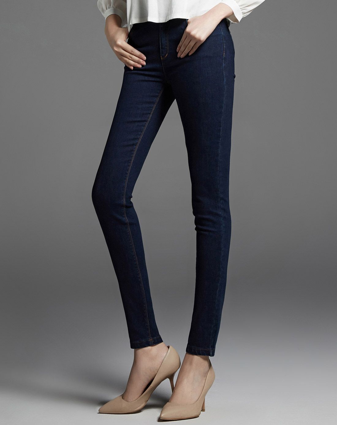 宝蓝色修身铅笔牛仔裤