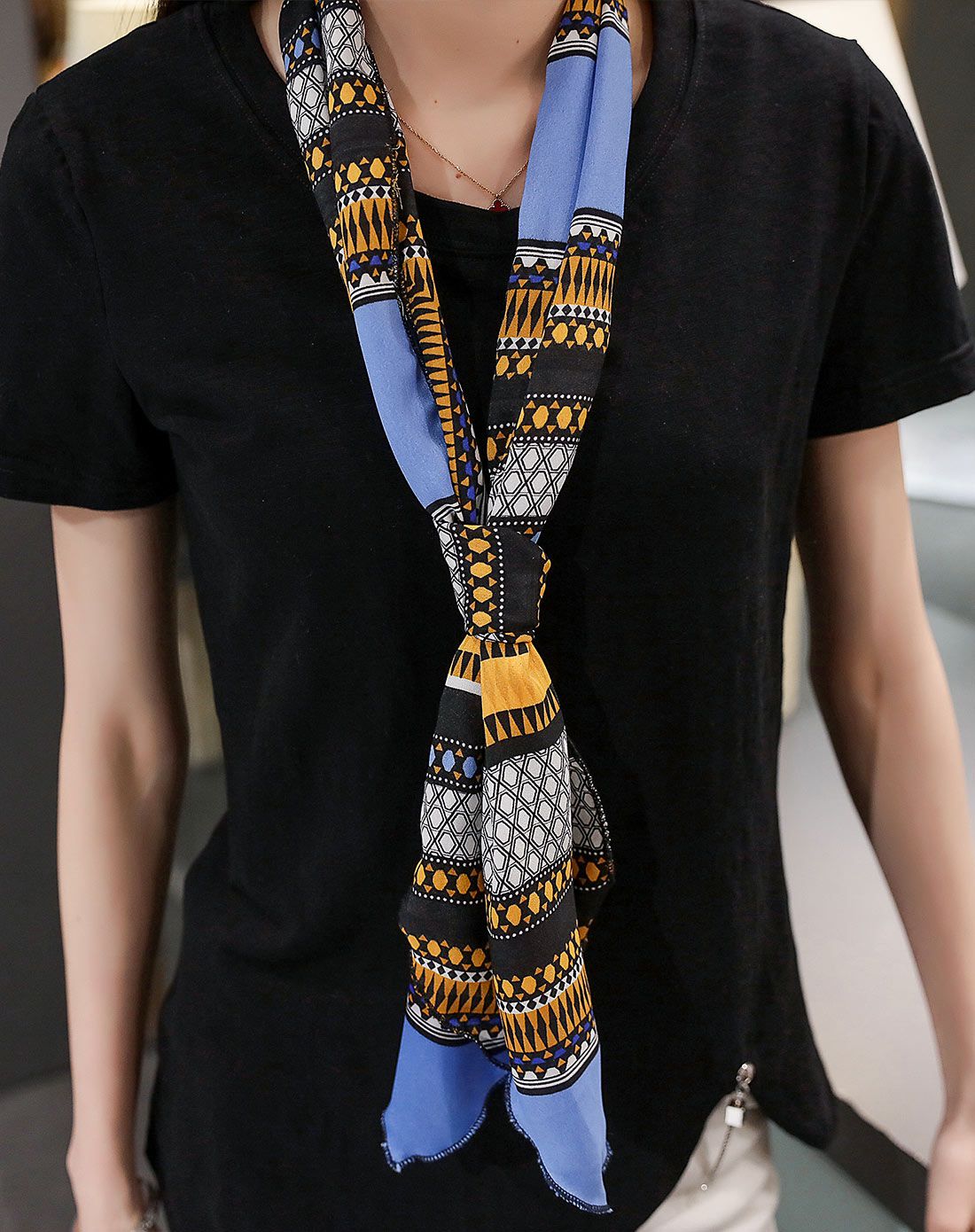 黑色配丝巾短袖t恤