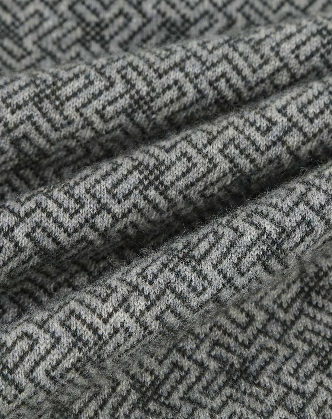 灰色格纹时尚潮流圆领毛衣