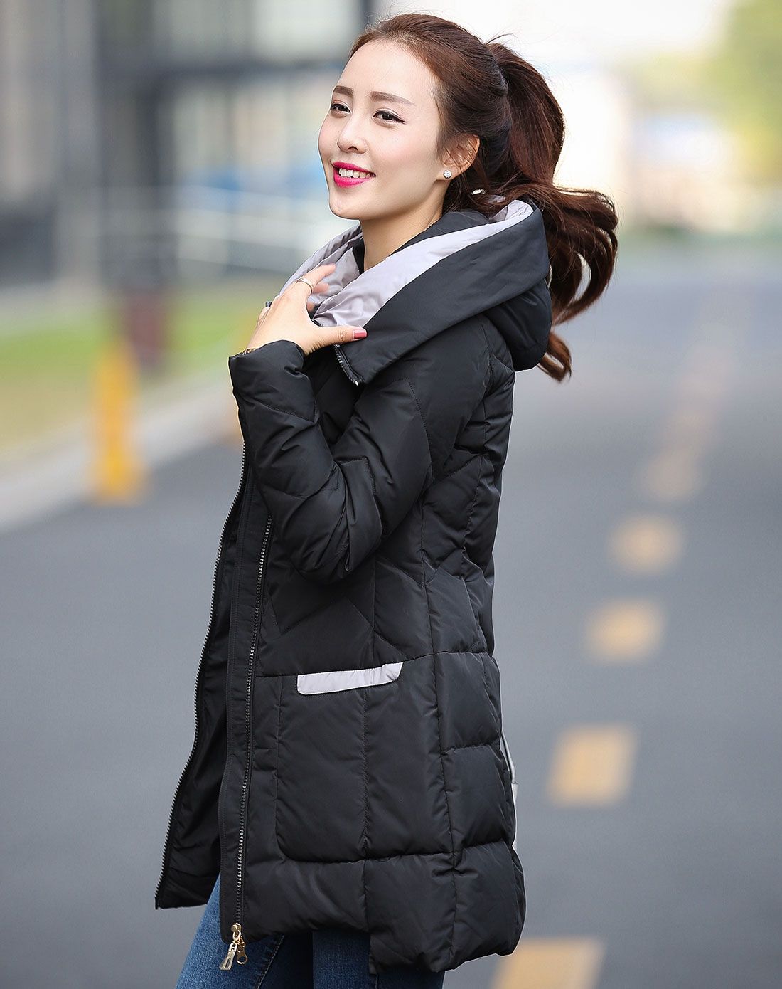 女款黑色修身中长款羽绒服
