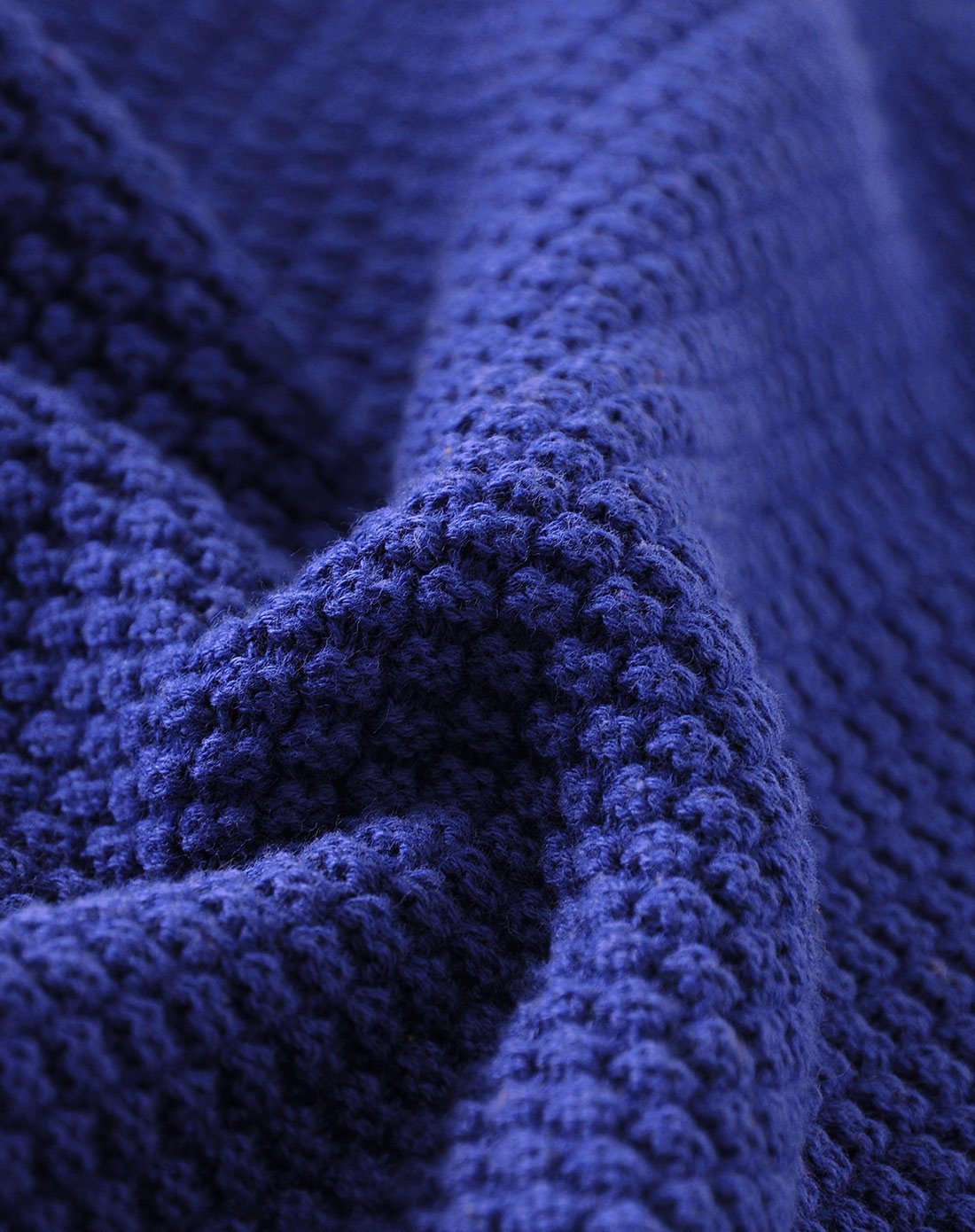 男童深宝蓝色毛衣