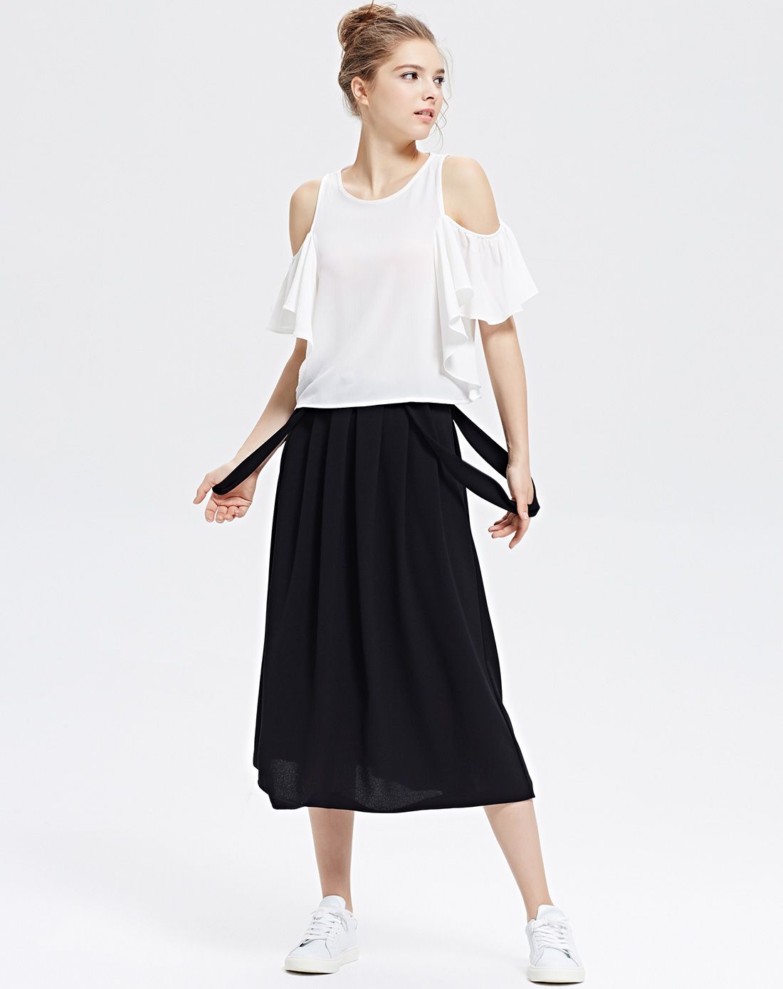 白色露肩蝴蝶袖圆领百搭上衣