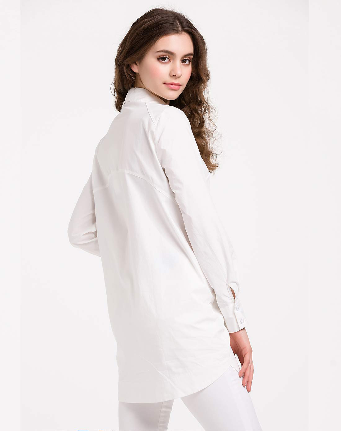 白色翻领长袖时尚魅力上衣