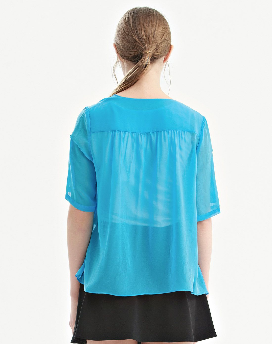 冰蓝色简约休闲外套